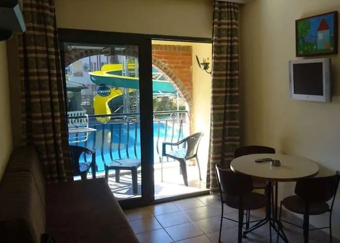 Maxwell Club Aparthotel 3*