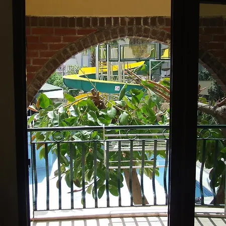 Maxwell Club Aparthotel 3*