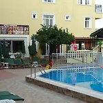 Maxwell Club Aparthotel 3*