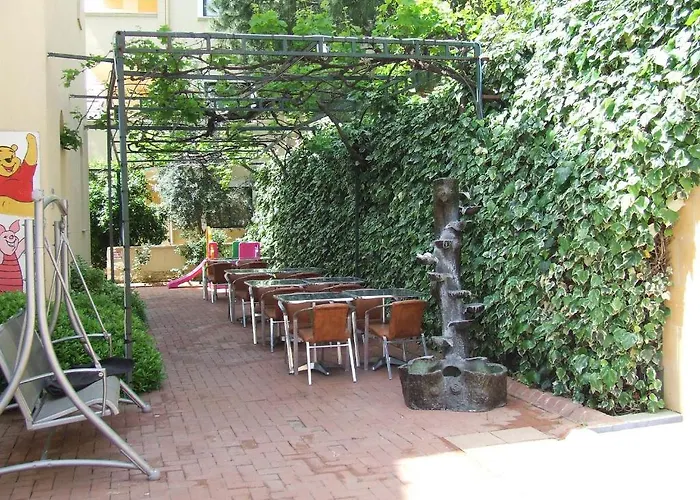Maxwell Club מלון דירות מרמריס